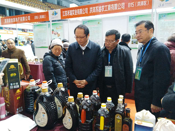 县委张书记展销会视察